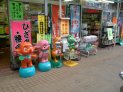薬局前にある沢山のマスコットたち(^^;